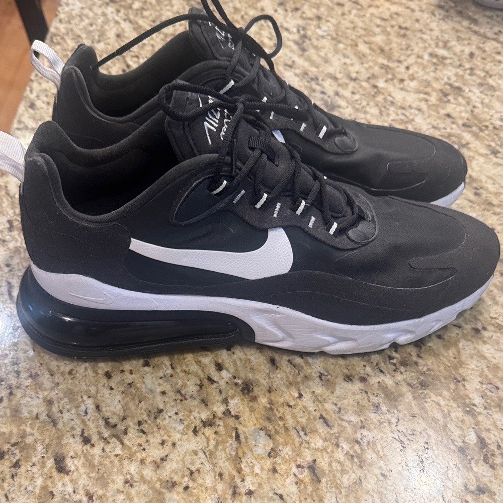 Nike Men's Black and White Air Max 270 Sneakers size 11